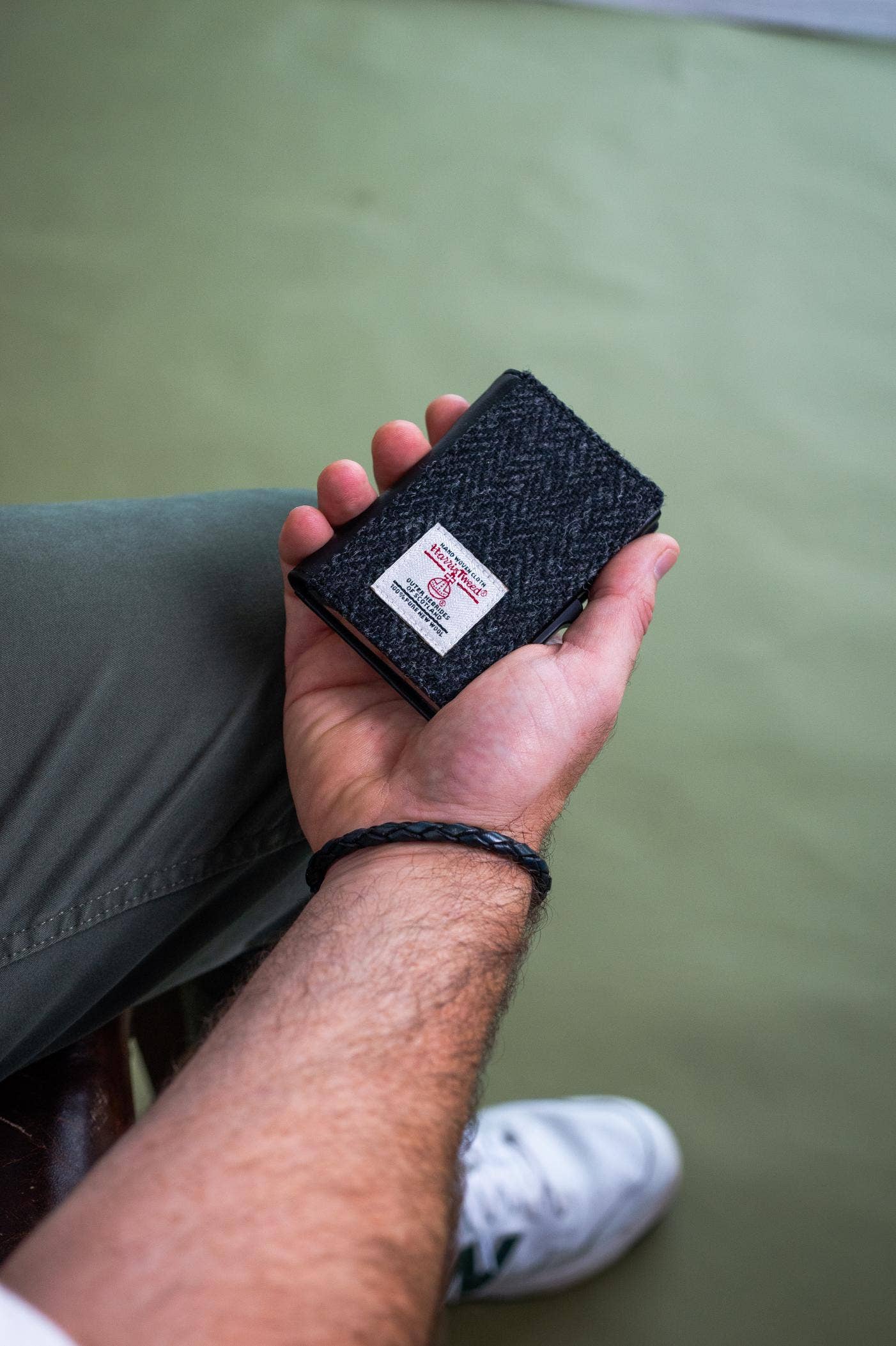Portefeuille Harris Tweed RFID à ouverture automatique pour cartes, coloris chevrons anthracite.
