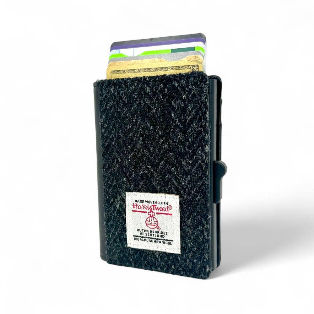 Portefeuille Harris Tweed RFID à ouverture automatique pour cartes, coloris chevrons anthracite.