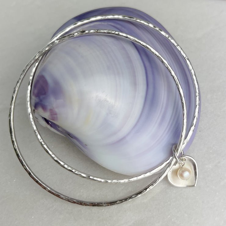 Doppelarmreif mit cremefarbenem Perlenherz | Lindsay McDowall Jewellery