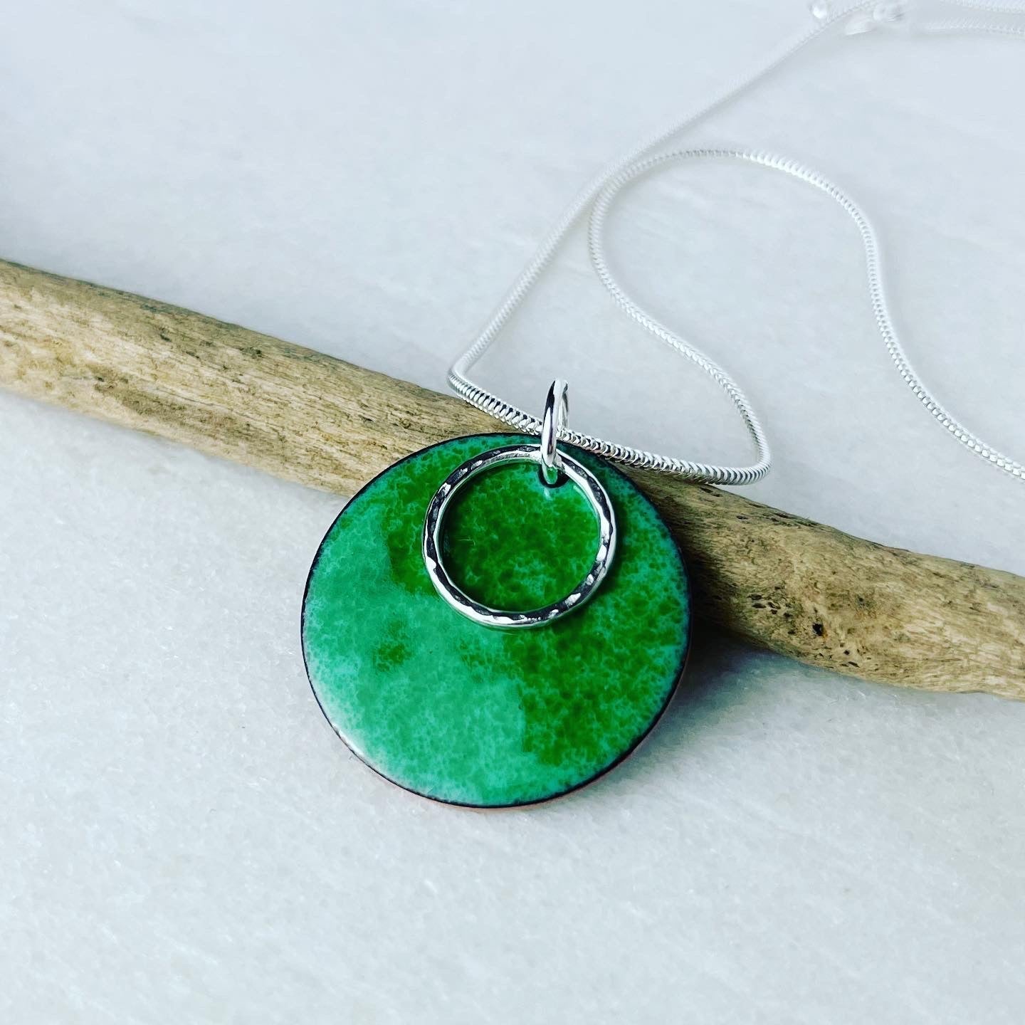 Collier à disque en émail vert gazon