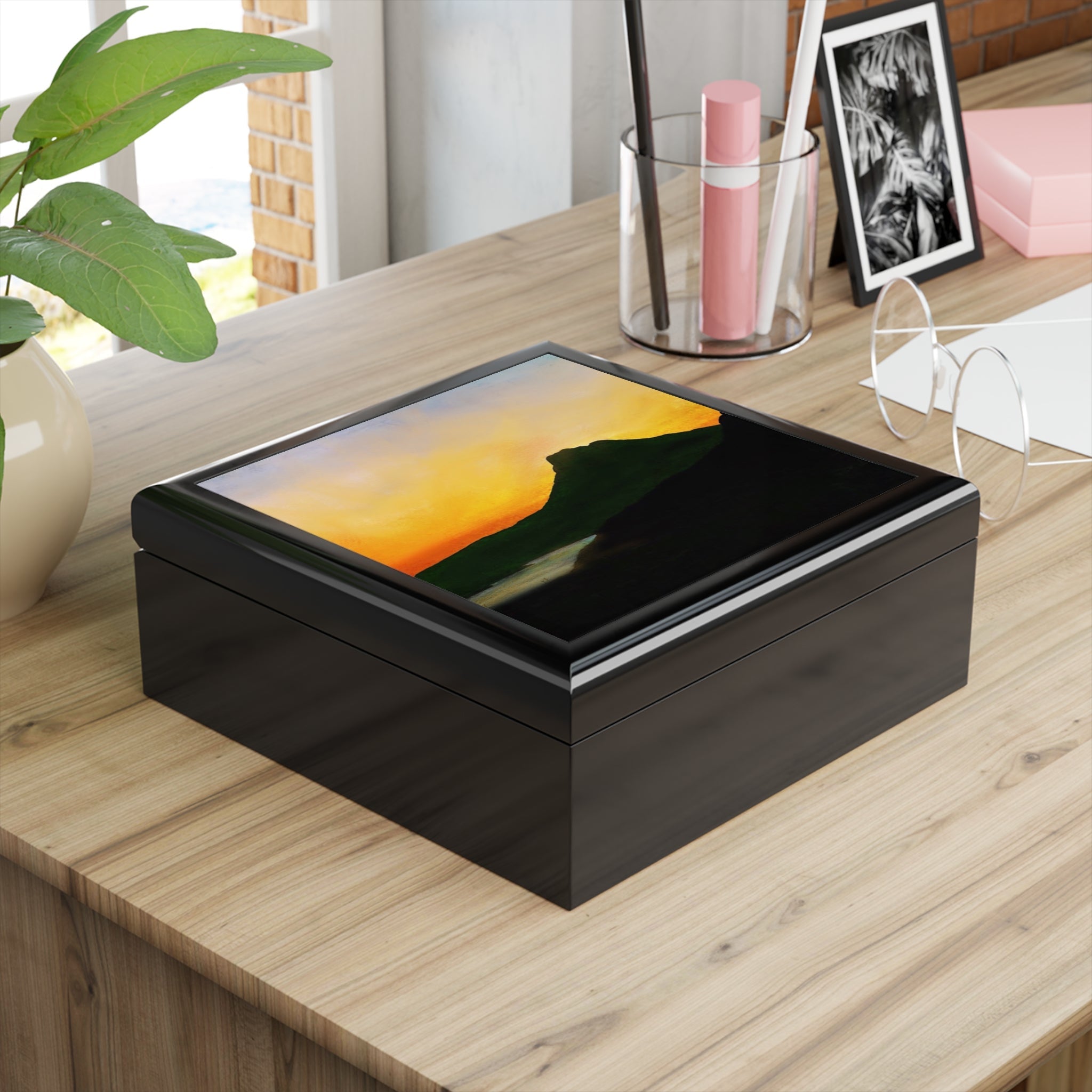 Stac Pollaidh Dusk jewelry box with glossy black finish and sunset lid