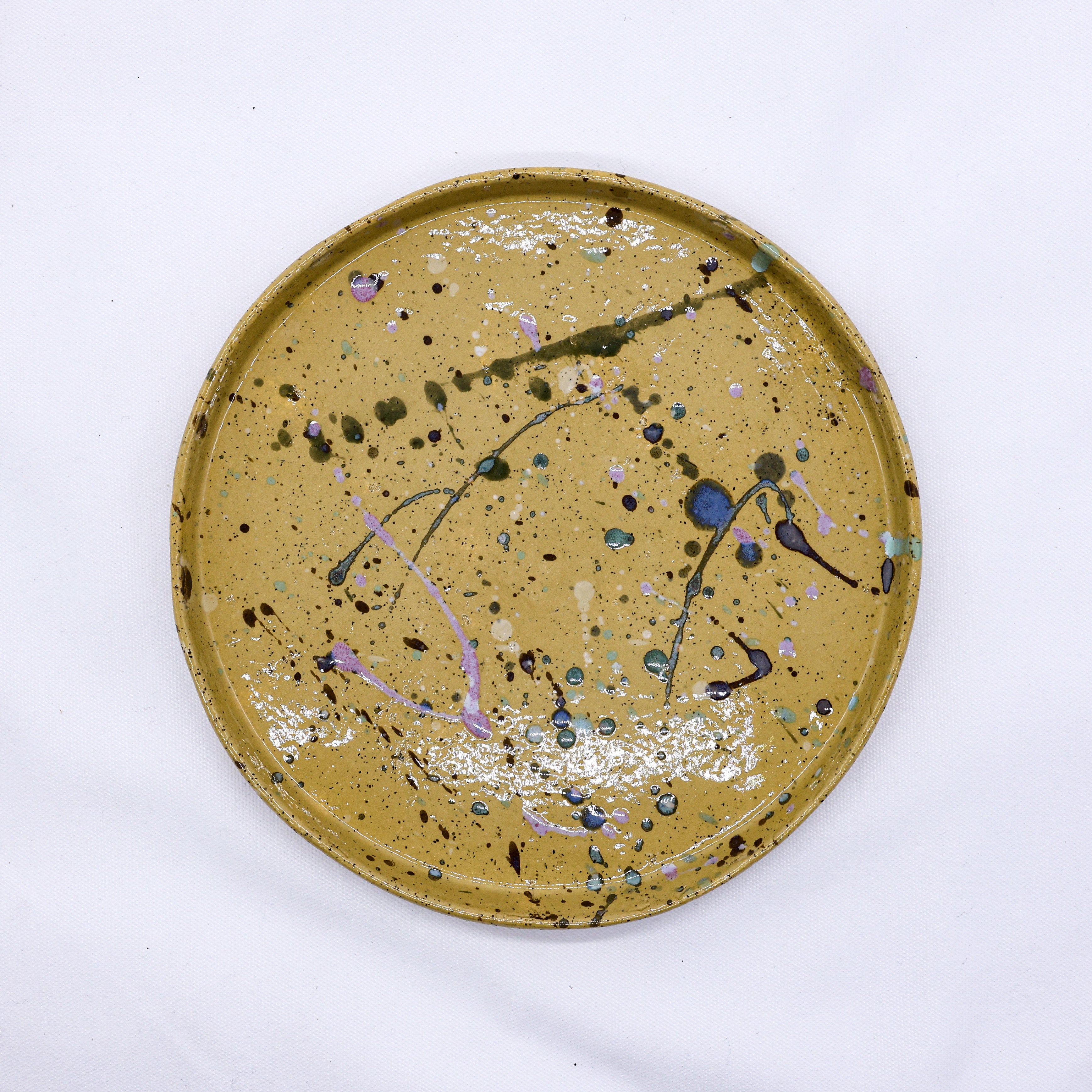 Test 23 cm oliva stoneware handmade ceramic dinner plate with mustard yellow base and multicolor splattered accents