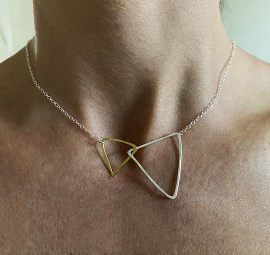 Collier à double triangle