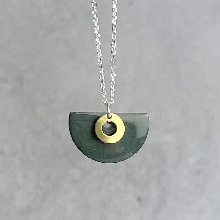 Collier demi-cercle gris acier